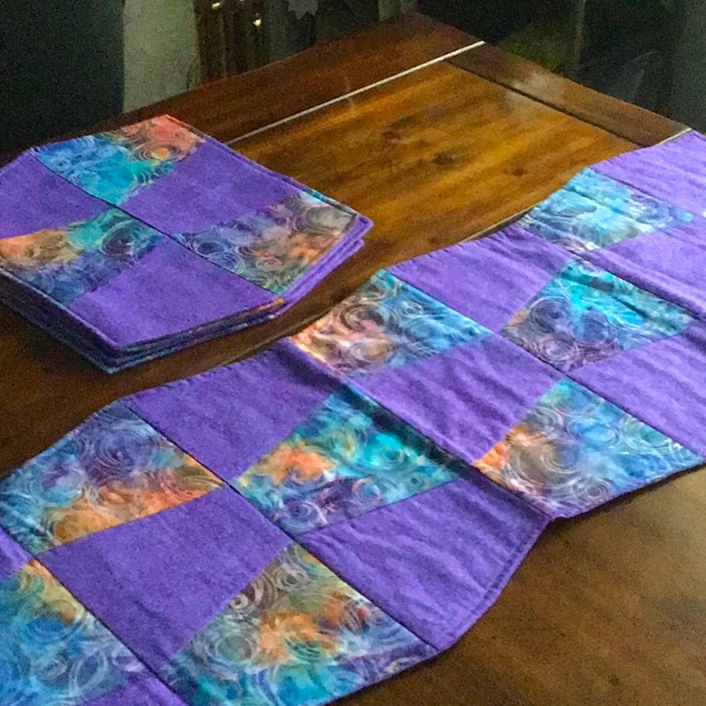 Quilted table runner, 6 placemats